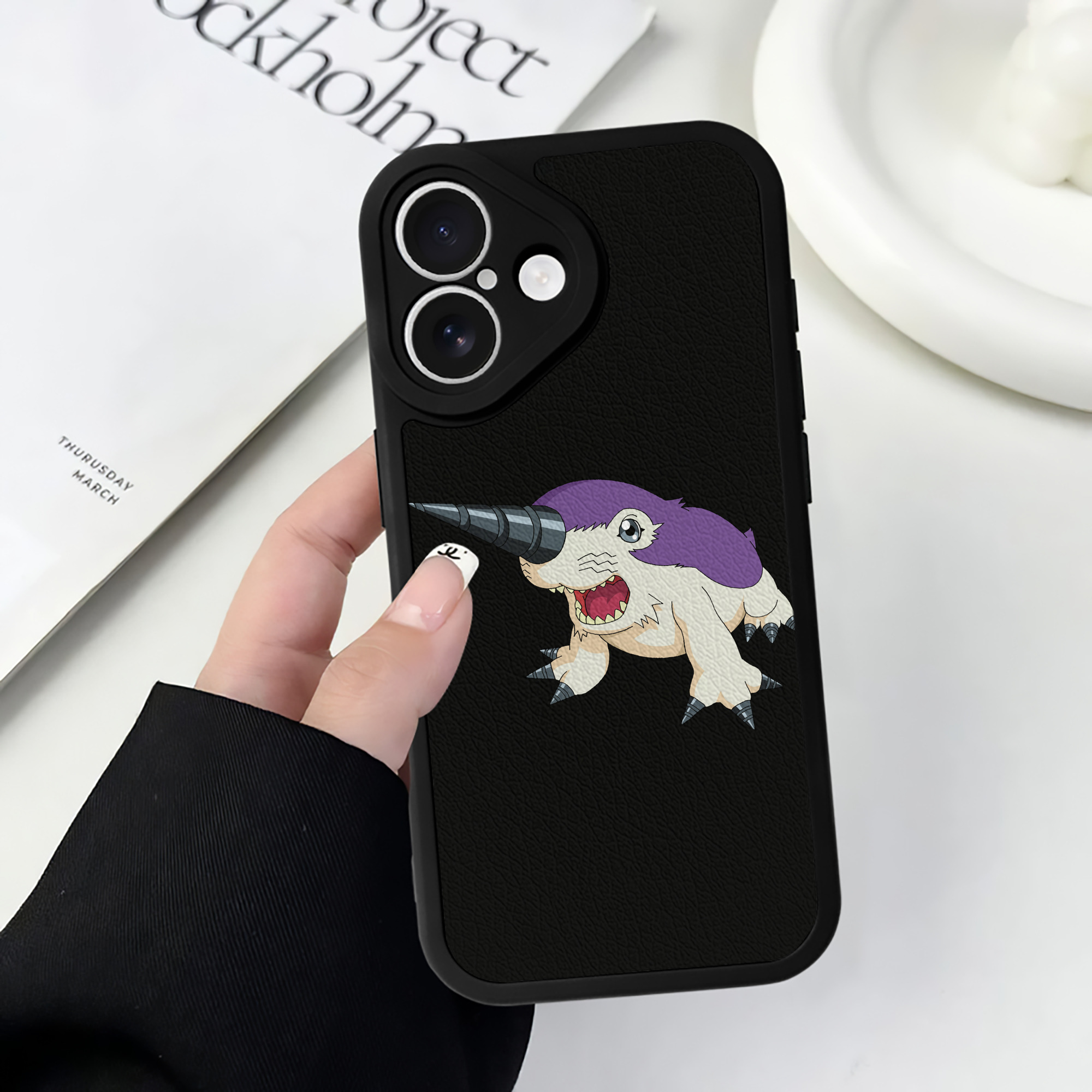 （画像用） Digimon デジタルモンスター/デジモン 【iPhone 16シリーズ対応】シリコンスマホケース（レザー調） 材質：シリコン